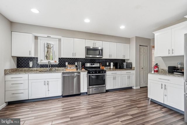 13 MUIRFIELD DR, Sicklerville, NJ 08081