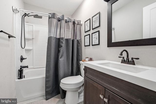 13 MUIRFIELD DR, Sicklerville, NJ 08081