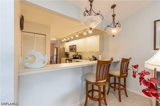 4410 Chantelle DR H-205, Naples, FL 34112