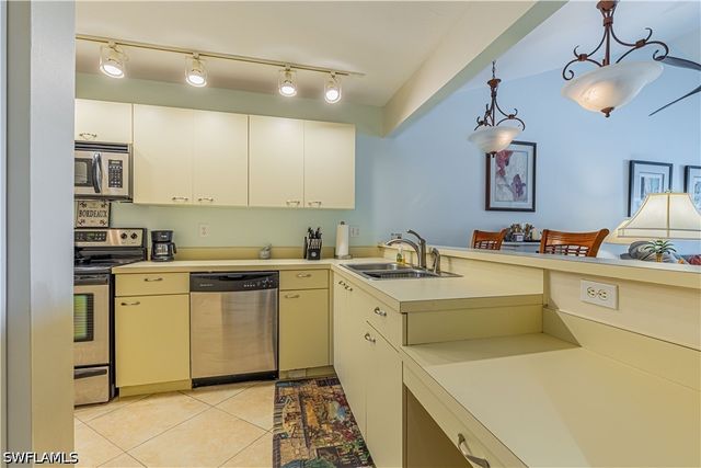 4410 Chantelle DR H-205, Naples, FL 34112