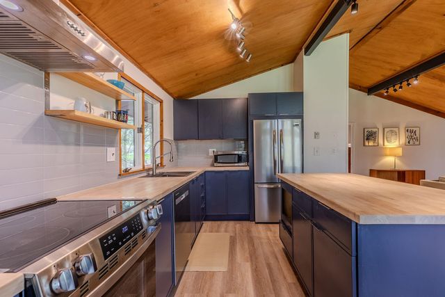 9 Mountain Acres Road, Jamaica, VT 05343