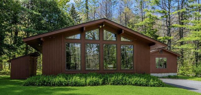9 Mountain Acres Road, Jamaica, VT 05343