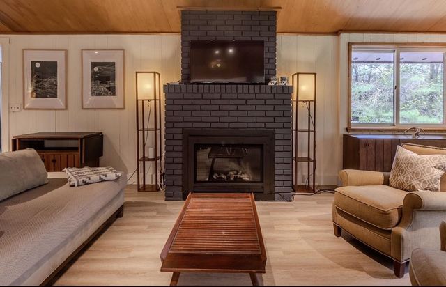 9 Mountain Acres Road, Jamaica, VT 05343
