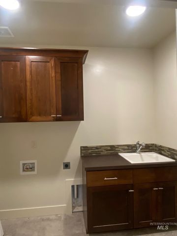 2516 E Hidden Creek Street, Nampa, ID 83687