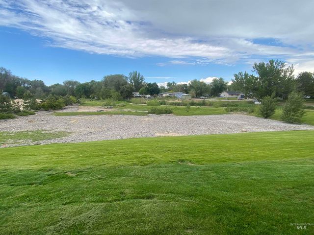 2516 E Hidden Creek Street, Nampa, ID 83687