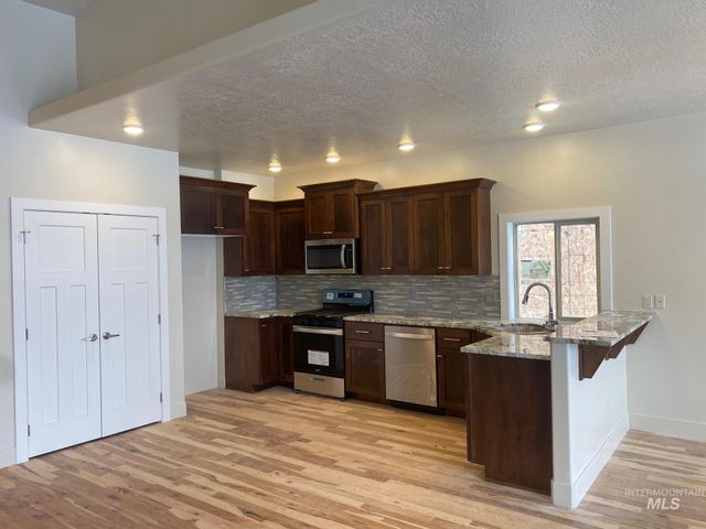 2516 E Hidden Creek Street, Nampa, ID 83687