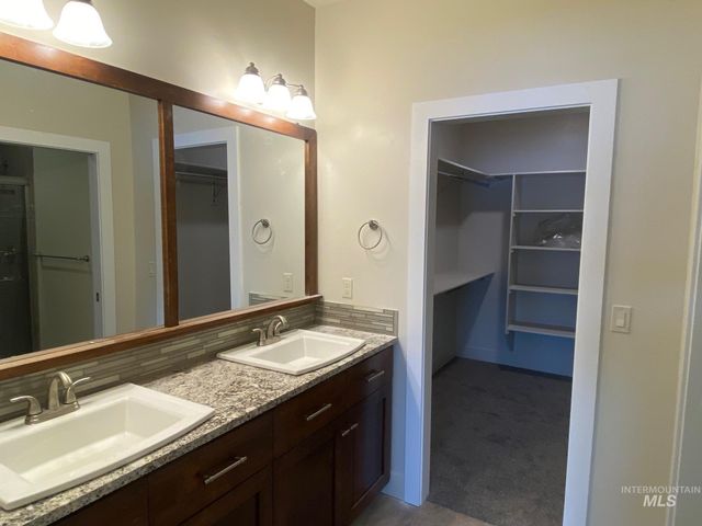 2516 E Hidden Creek Street, Nampa, ID 83687