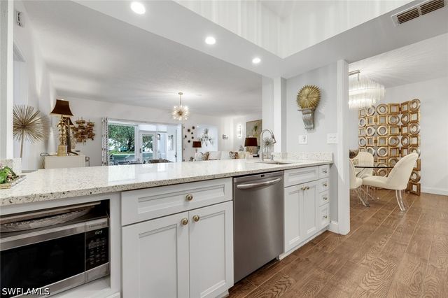 5817 Glencove DR 402, Naples, FL 34108