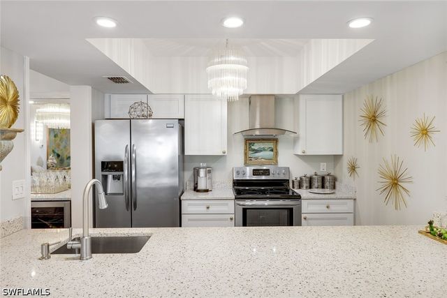 5817 Glencove DR 402, Naples, FL 34108