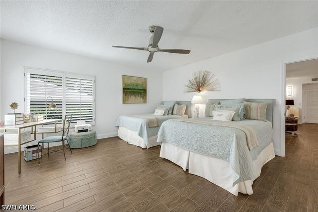 5817 Glencove DR 402, Naples, FL 34108