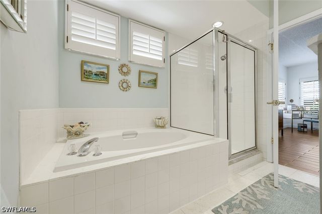 5817 Glencove DR 402, Naples, FL 34108