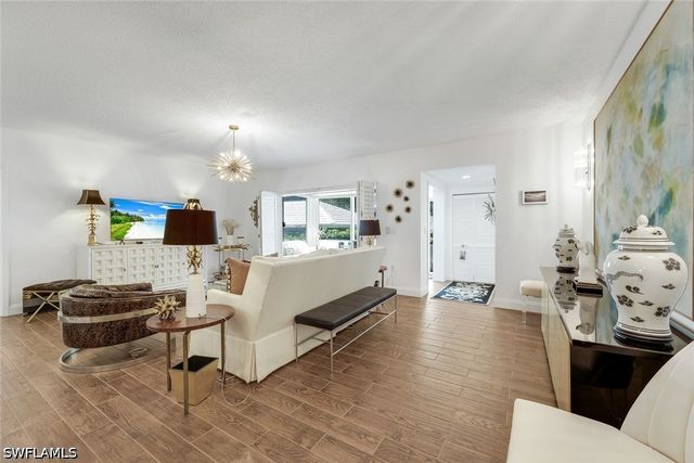 5817 Glencove DR 402, Naples, FL 34108