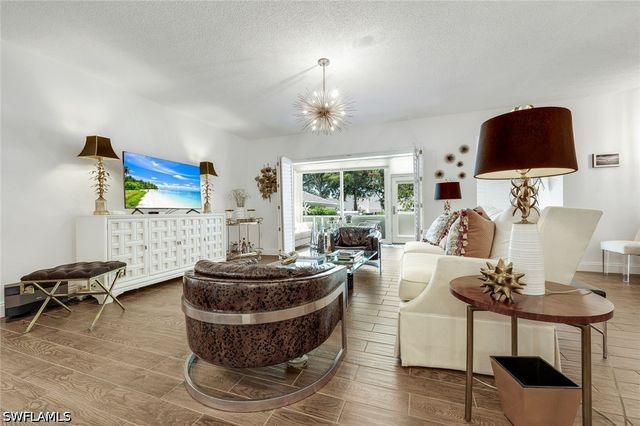 5817 Glencove DR 402, Naples, FL 34108