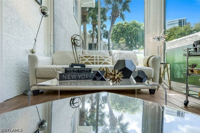 5817 Glencove DR 402, Naples, FL 34108