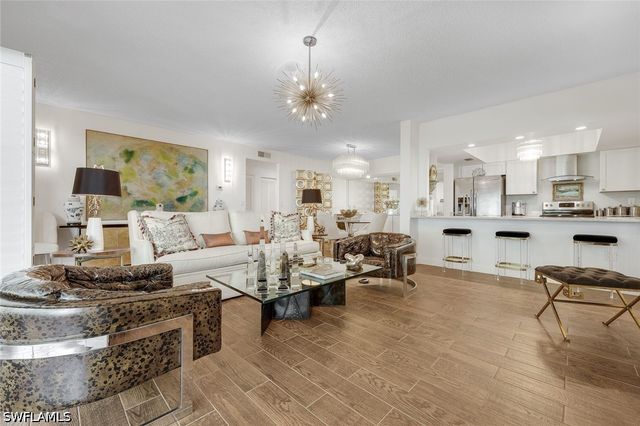 5817 Glencove DR 402, Naples, FL 34108