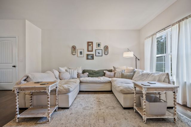 1236 N Charlotte St, Dickson, TN 37055