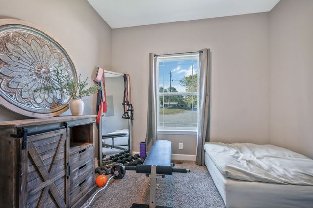 1236 N Charlotte St, Dickson, TN 37055