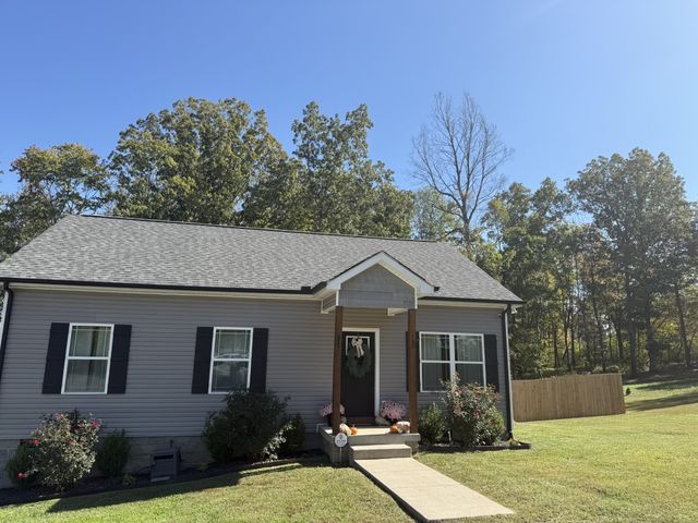 1236 N Charlotte St, Dickson, TN 37055