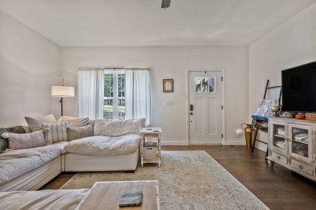 1236 N Charlotte St, Dickson, TN 37055