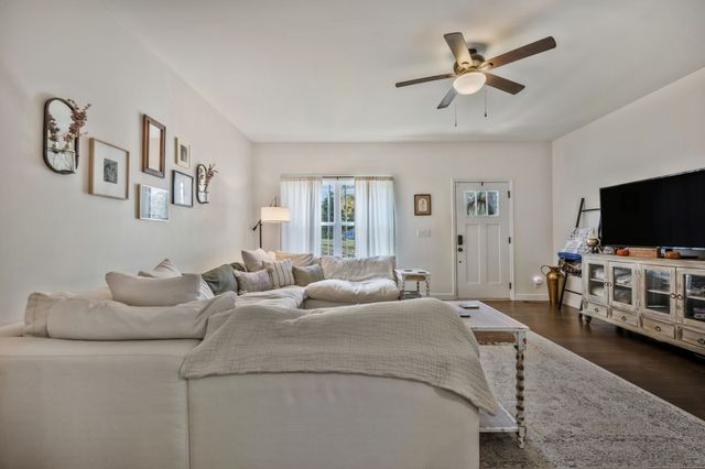 1236 N Charlotte St, Dickson, TN 37055