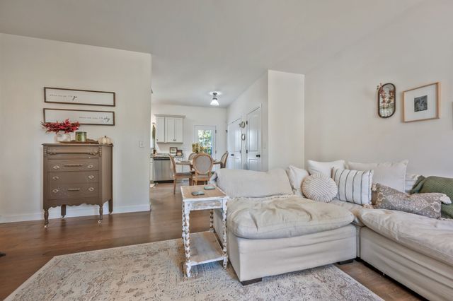 1236 N Charlotte St, Dickson, TN 37055