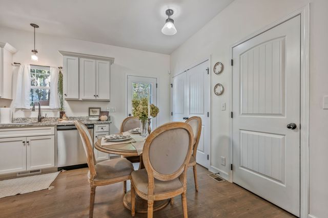 1236 N Charlotte St, Dickson, TN 37055