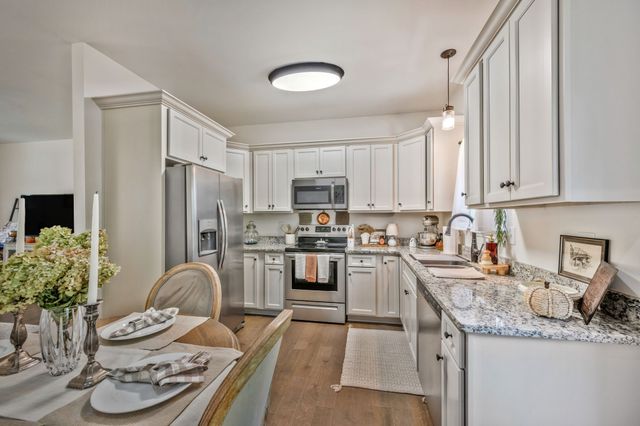 1236 N Charlotte St, Dickson, TN 37055