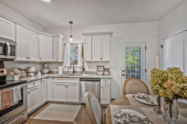 1236 N Charlotte St, Dickson, TN 37055