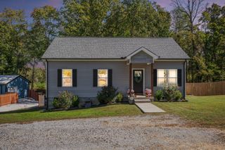 1236 N Charlotte St, Dickson, TN 37055