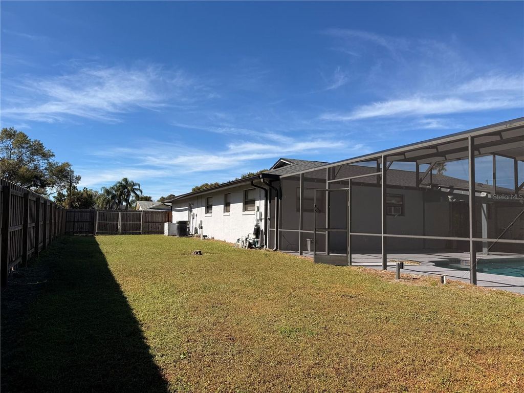 Image 9 of property listing at 1617 GREEN MEADOW LANE, Orlando, FL 32825