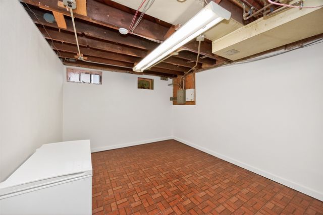 1655 Beaver Avenue, Des Moines, IA 50310