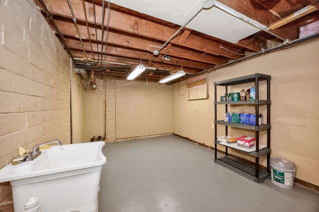 1655 Beaver Avenue, Des Moines, IA 50310