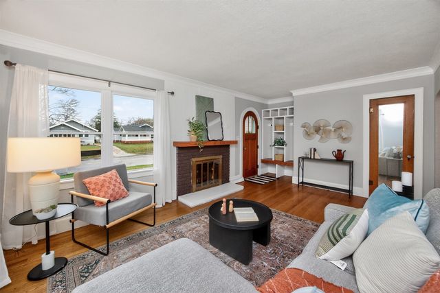 1655 Beaver Avenue, Des Moines, IA 50310