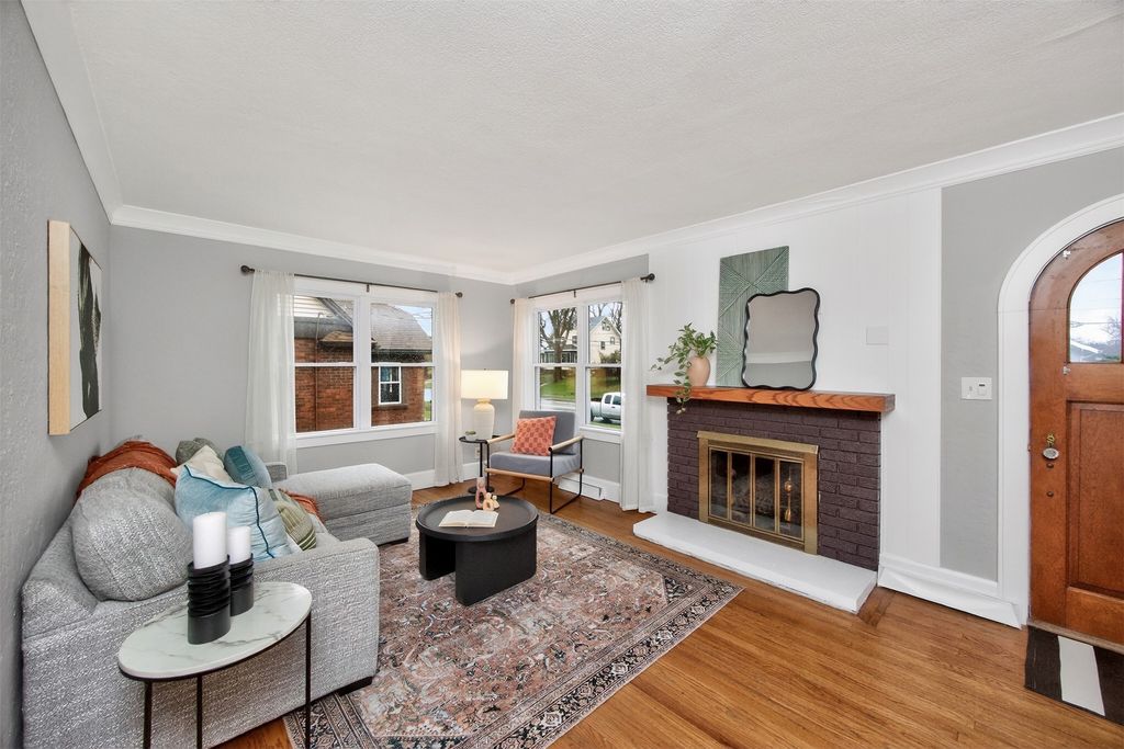 1655 Beaver Avenue, Des Moines, IA 50310