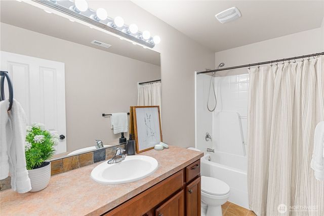 3648 London Loop NE, Lacey, WA 98516