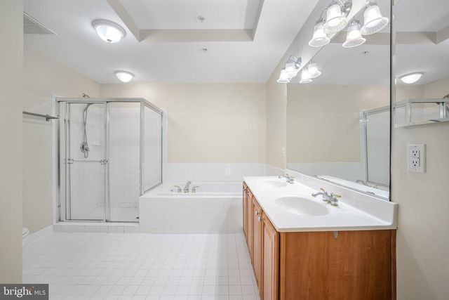 4605 HUMMINGBIRD LN #104, Fairfax, VA 22033