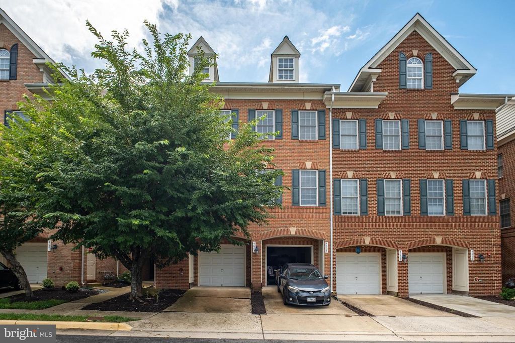 4605 HUMMINGBIRD LN #104, Fairfax, VA 22033