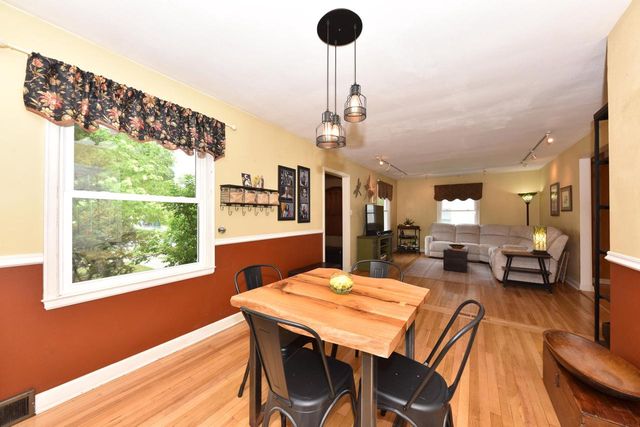 W63N375 Hillcrest AVENUE, Cedarburg, WI 53012