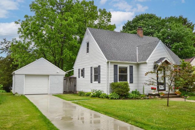 W63N375 Hillcrest AVENUE, Cedarburg, WI 53012