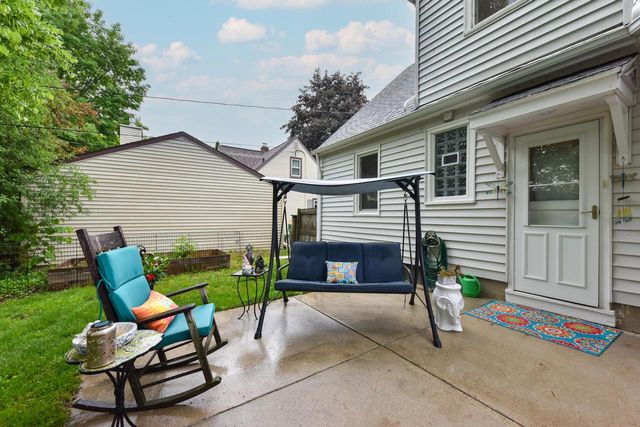 W63N375 Hillcrest AVENUE, Cedarburg, WI 53012