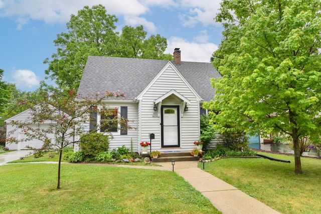 W63N375 Hillcrest AVENUE, Cedarburg, WI 53012