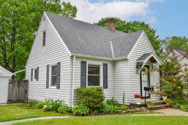 W63N375 Hillcrest AVENUE, Cedarburg, WI 53012