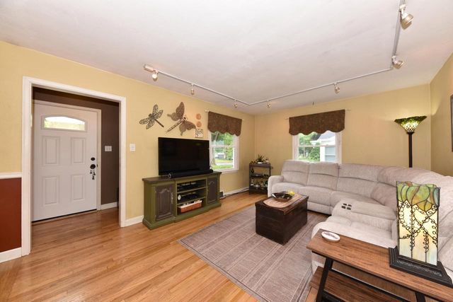 W63N375 Hillcrest AVENUE, Cedarburg, WI 53012