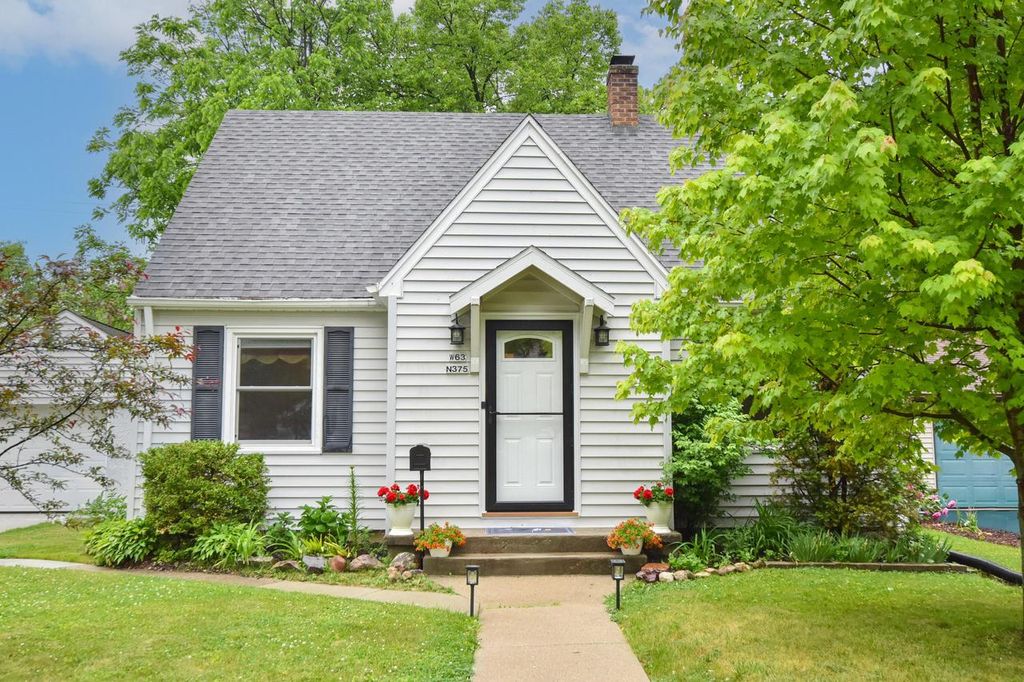 W63N375 Hillcrest AVENUE, Cedarburg, WI 53012