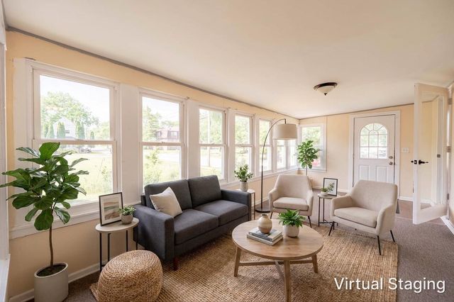 110 N Seminary Avenue, Woodstock, IL 60098