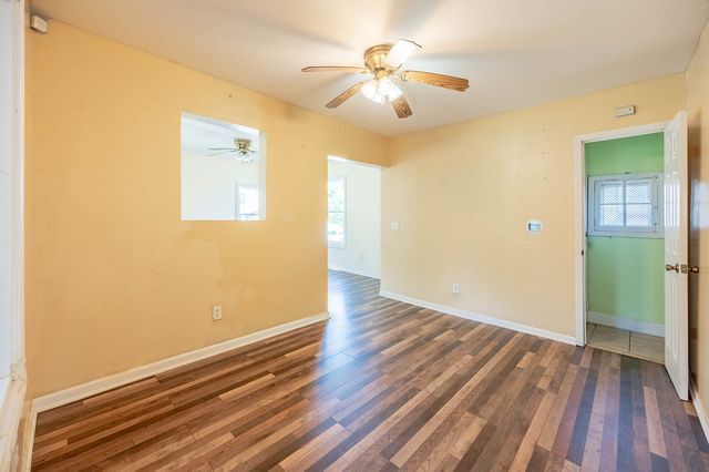 110 N Seminary Avenue, Woodstock, IL 60098