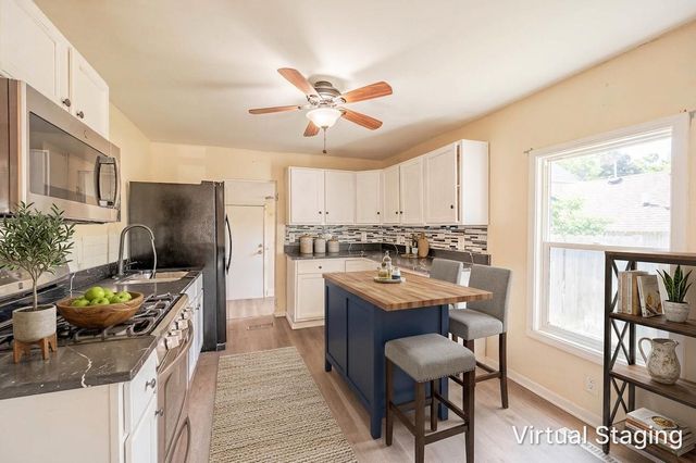 110 N Seminary Avenue, Woodstock, IL 60098