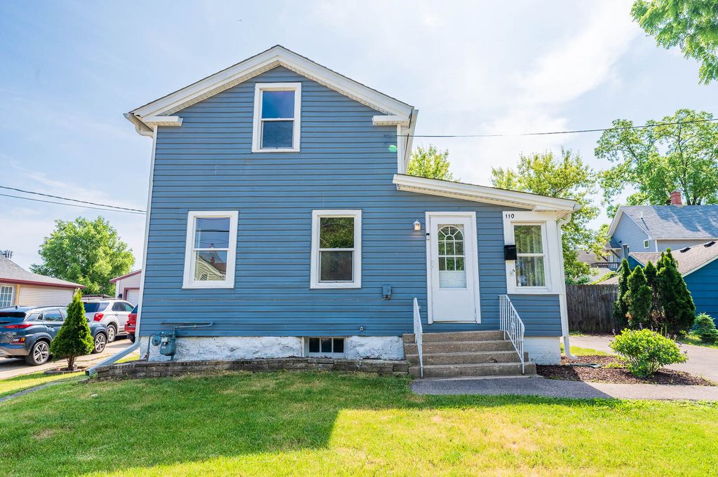 110 N Seminary Avenue, Woodstock, IL 60098