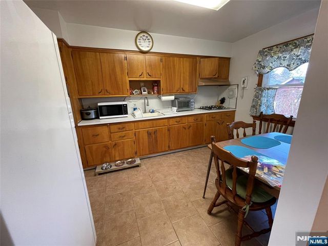 12 Henches Place, Little Ferry, NJ 07643