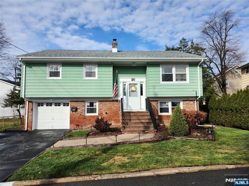 12 Henches Place, Little Ferry, NJ 07643